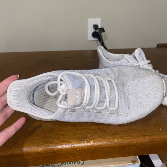 ADIDAS stylish tennis shoes - Picture 4 of 5